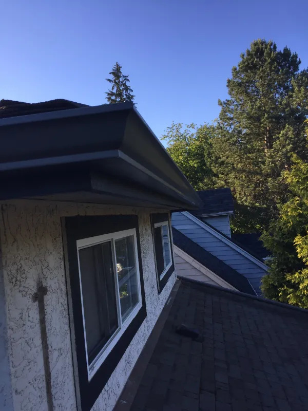 Macbeth Roofing logo